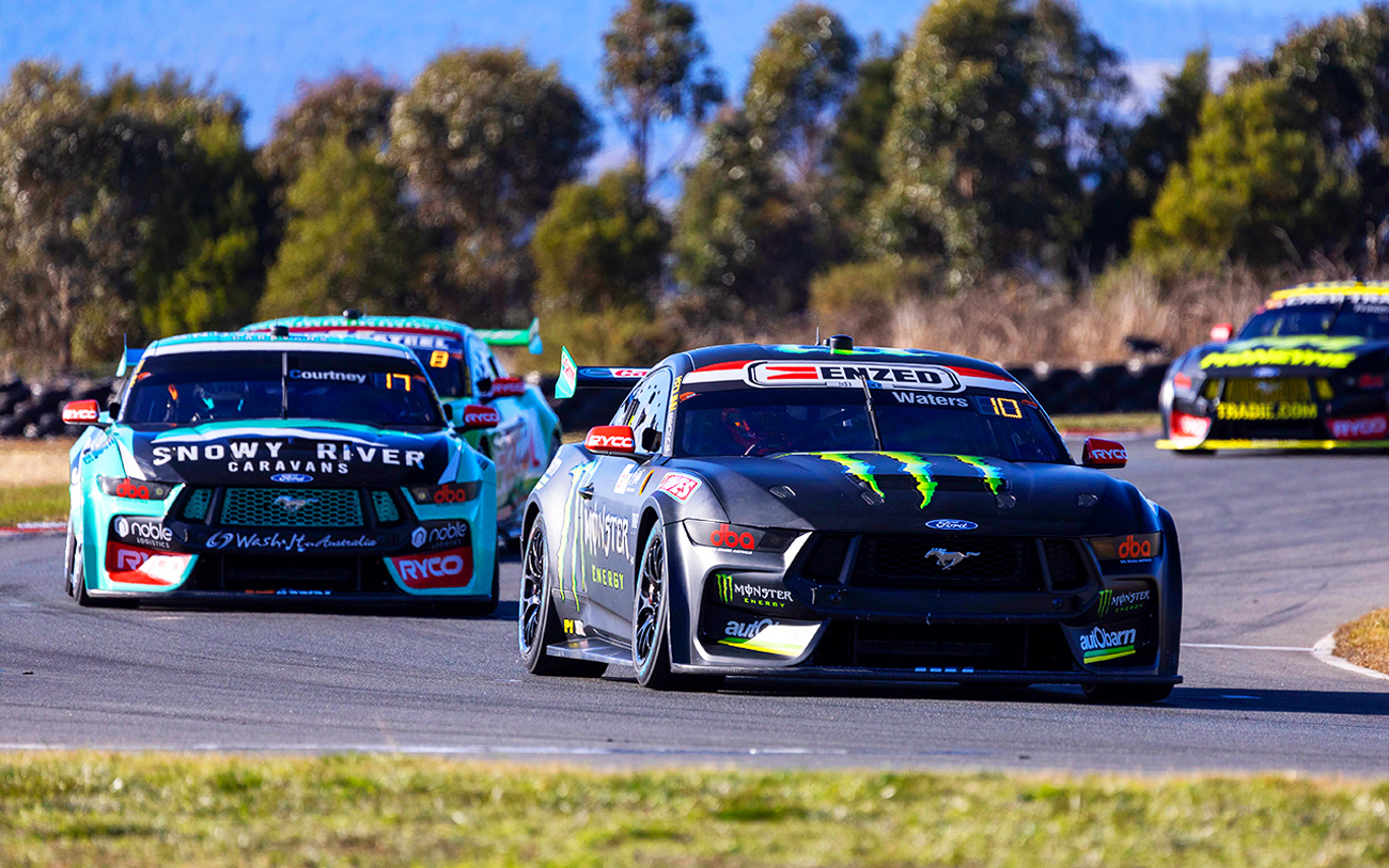 Cam Waters leads the pack in race 1 at the 2023 Tasmanian Supercars Round