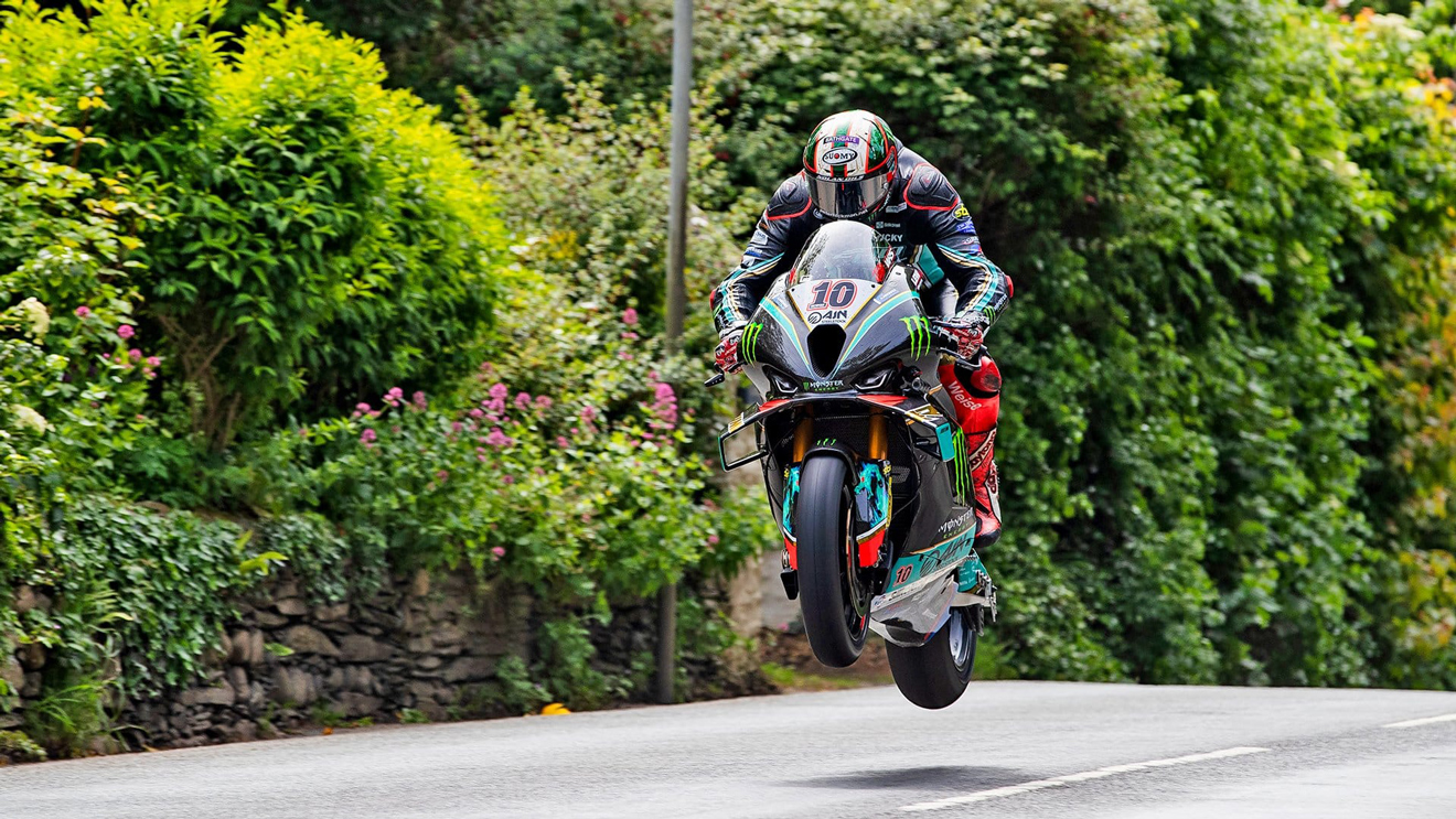 Hickman takes the opening Superbike Race IOMTT 2024